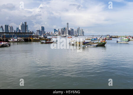 Panama-Stadt, Panama - Juni 08: kleine lokale Fischereifahrzeuge mit der Stadt im Hintergrund. 8. Juni 2016, Panama City, Panama. Stockfoto