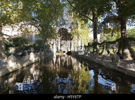 Die Medici-Brunnen im Jardin du Luxembourg, Paris, Frankreich. Stockfoto