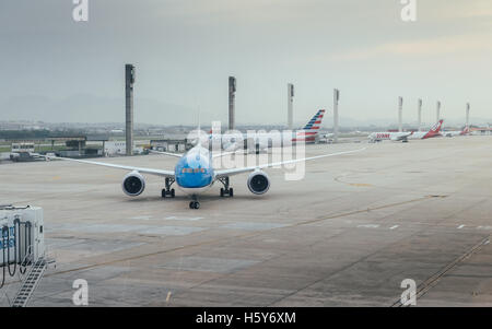 Flugzeuge auf dem Taxi Weg in Rio de Janeiro International Airport, Brasilien Stockfoto