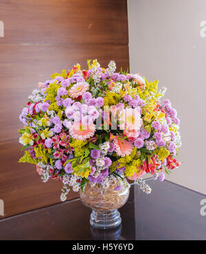 Bunter Blumenstrauß auf dem Tisch Stockfoto