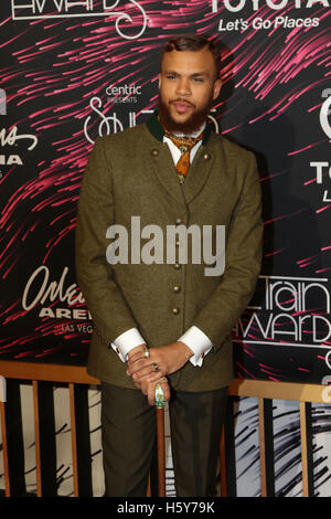 Jidenna nimmt an dem roten Teppich bei der 2015 Soul Train Awards in der Orleans Arena am 6. November 2015 in Las Vegas, Nevada. Stockfoto