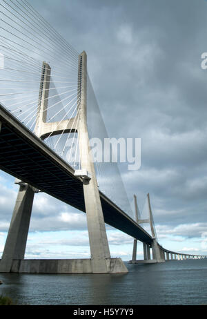 Vasco da Gama Bridge in Lissabon, Portugal. Es ist die längste Brücke in Europa Stockfoto