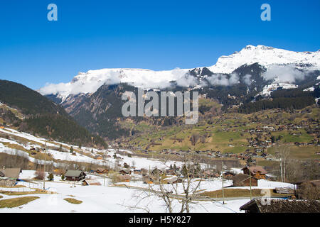 Luftaufnahme der Alpen in der Schweiz. Blick vom Hubschrauber über Gletscher in den Schweizer Alpen. Verschneite Berggipfel Stockfoto