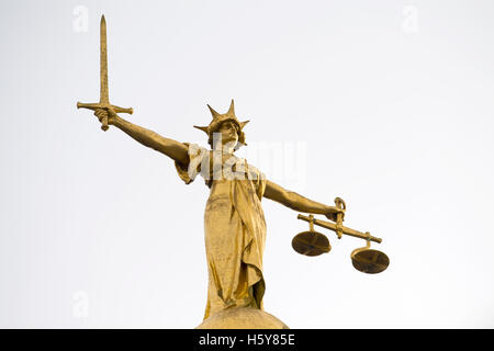 Old Bailey ist die Statue der Gerechtigkeit; Sie stellt sich 60m (200ft) über der Straße und ist 3,7 m (12ft) hoch, Stockfoto