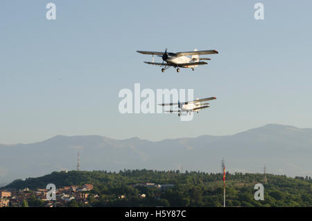 Doppelklicken winged Flugzeuge an-2 über Skopje fliegen Stockfoto