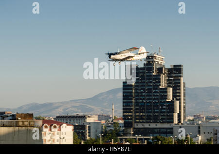 An-2, Antonov über Skopje. Stockfoto