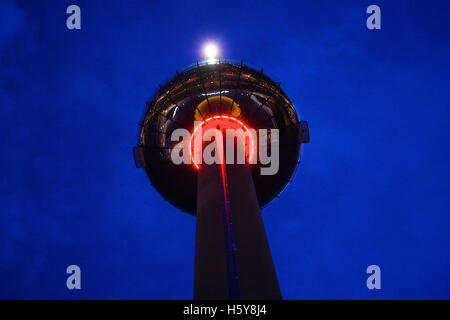 British Airways i360 Aussichtsturm in Brighton, East Sussex in der Nacht. Stockfoto