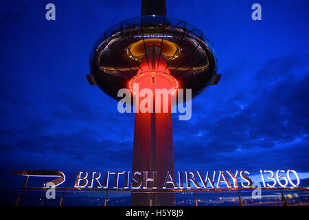 British Airways i360 Aussichtsturm in Brighton, East Sussex in der Nacht. Stockfoto