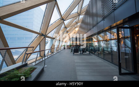 Große einfache Restaurant bei Crossrail in Canary Wharf Stockfoto