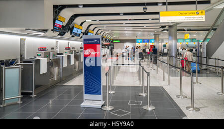 Abreise und Check-In-Ebene am Terminal 3 - Heathrow Flughafen Stockfoto