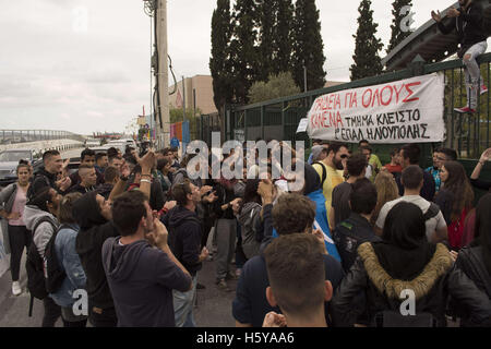 Athen, Griechenland. 21. Oktober 2016. Beruflichen Bildung Schüler schreien Parolen außerhalb des Bildungsministeriums wie sie versammelt, um über Personalmangel und die jüngsten Reformen, die einige Spezialitäten abzuschaffen zu protestieren. Bildnachweis: Nikolas Georgiou/ZUMA Draht/Alamy Live-Nachrichten Stockfoto