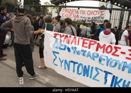 Athen, Griechenland. 21. Oktober 2016. Beruflichen Bildung Schüler schreien Parolen außerhalb des Bildungsministeriums wie sie versammelt, um über Personalmangel und die jüngsten Reformen, die einige Spezialitäten abzuschaffen zu protestieren. Bildnachweis: Nikolas Georgiou/ZUMA Draht/Alamy Live-Nachrichten Stockfoto