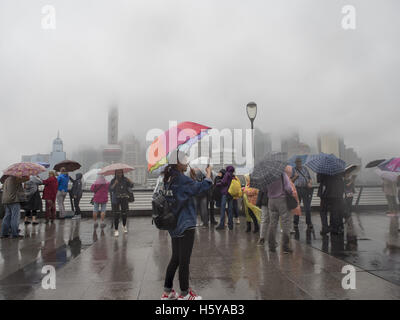 Shanghai, Shanghai, China. 21. Oktober 2016. Touristen besuchen den Bund im regnerischen Tag in Shanghai, 21. Oktober, 2016.Typhoon Haima, 22. Taifun des Jahres landete in der südchinesischen Provinz Guangdong am Mittag des 21. Oktober 2016. Bildnachweis: SIPA Asien/ZUMA Draht/Alamy Live-Nachrichten Stockfoto