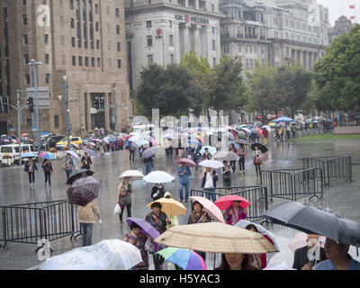 Shanghai, Shanghai, China. 21. Oktober 2016. Touristen besuchen den Bund im regnerischen Tag in Shanghai, 21. Oktober, 2016.Typhoon Haima, 22. Taifun des Jahres landete in der südchinesischen Provinz Guangdong am Mittag des 21. Oktober 2016. Bildnachweis: SIPA Asien/ZUMA Draht/Alamy Live-Nachrichten Stockfoto