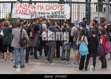 Athen, Griechenland. 21. Oktober 2016. Beruflichen Bildung Schüler schreien Parolen außerhalb des Bildungsministeriums wie sie versammelt, um über Personalmangel und die jüngsten Reformen, die einige Spezialitäten abzuschaffen zu protestieren. Bildnachweis: Nikolas Georgiou/ZUMA Draht/Alamy Live-Nachrichten Stockfoto