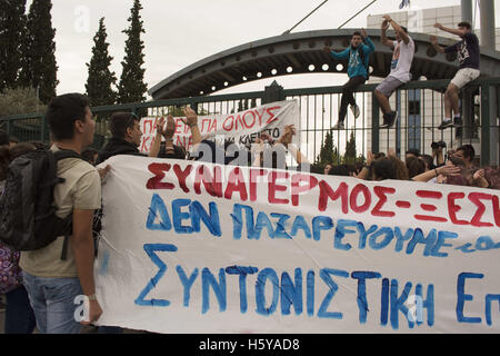 Athen, Griechenland. 21. Oktober 2016. Beruflichen Bildung Schüler schreien Parolen außerhalb des Bildungsministeriums wie sie versammelt, um über Personalmangel und die jüngsten Reformen, die einige Spezialitäten abzuschaffen zu protestieren. Bildnachweis: Nikolas Georgiou/ZUMA Draht/Alamy Live-Nachrichten Stockfoto