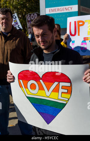 Chicago, USA. 21. Oktober 2016. Counter Demonstrant mit "Love" unterzeichnen vor Weiss Memorial Hospital Center für Gender Bestätigung Chirurgie in Uptown Nachbarschaft in Chicago. 21.10.16 Kredit: Peter Serocki/Alamy Live-Nachrichten Stockfoto