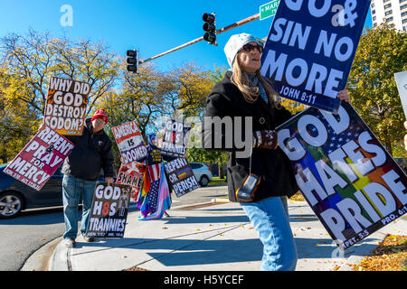 Chicago, USA. 21. Oktober 2016. Westboro Babtist Church Demonstranten vor Weiss Erinnerungskrankenhaus Zentrum für Gender-Bestätigung-Chirurgie in Uptown Nachbarschaft in Chicago. 21.10.16 Kredit: Peter Serocki/Alamy Live-Nachrichten Stockfoto