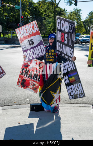 Chicago, USA. 21. Oktober 2016. Westboro Baptist Church Demonstrant vor Weiss Erinnerungskrankenhaus Zentrum für Gender-Bestätigung-Chirurgie in Uptown Nachbarschaft in Chicago. 21.10.16 Kredit: Peter Serocki/Alamy Live-Nachrichten Stockfoto