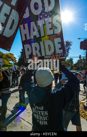 Chicago, USA. 21. Oktober 2016. Westboro Baptist Church Demonstrant vor Weiss Erinnerungskrankenhaus Zentrum für Gender-Bestätigung-Chirurgie in Uptown Nachbarschaft in Chicago. 21.10.16 Kredit: Peter Serocki/Alamy Live-Nachrichten Stockfoto