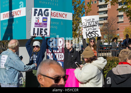 Chicago, USA. 21. Oktober 2016. Westboro Baptist Church Protest vor Weiss Erinnerungskrankenhaus Zentrum für Gender-Bestätigung-Chirurgie in Uptown Nachbarschaft in Chicago. 21.10.16 Kredit: Peter Serocki/Alamy Live-Nachrichten Stockfoto