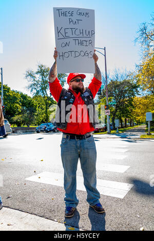 Chicago, USA. 21. Oktober 2016. Counter Demonstrant mit "put These Guys Ketchup auf ihre Hotdogs" unterzeichnen vor Weiss Memorial Hospital Center für Gender Bestätigung Chirurgie in Uptown Nachbarschaft in Chicago. 21.10.16 Kredit: Peter Serocki/Alamy Live-Nachrichten Stockfoto