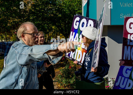 Chicago, USA. 21. Oktober 2016. Counter Demonstrant erzählen die Demonstranten, um aus der Nachbarschaft vor Weiss Memorial Hospital Center für Gender Bestätigung Chirurgie in Uptown Nachbarschaft in Chicago. 21.10.16 Kredit: Peter Serocki/Alamy Live-Nachrichten Stockfoto