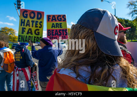 Chicago, USA. 21. Oktober 2016. Counter Demonstrant eingewickelt in Regenbogenfahne neben der Demonstranten vor Weiss Memorial Hospital Center für Gender Bestätigung Chirurgie in Uptown Nachbarschaft in Chicago. 21.10.16 Kredit: Peter Serocki/Alamy Live-Nachrichten Stockfoto