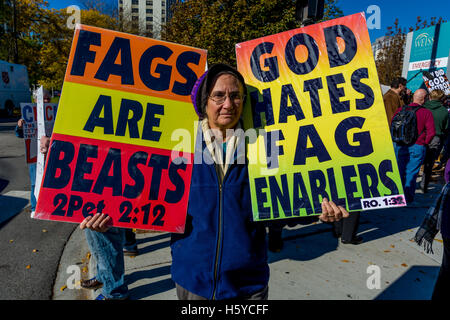 Chicago, USA. 21. Oktober 2016. Westboro Baptist Church Demonstrant mit Schildern vor Weiss Memorial Hospital Center für Gender Bestätigung Chirurgie in Uptown Nachbarschaft in Chicago. 21.10.16 Kredit: Peter Serocki/Alamy Live-Nachrichten Stockfoto