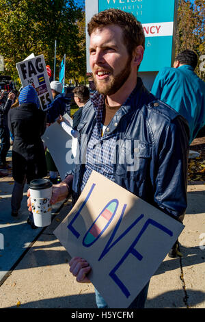 Chicago, USA. 21. Oktober 2016. Counter Demonstrant mit "Love" unterzeichnen vor Weiss Memorial Hospital Center für Gender Bestätigung Chirurgie in Uptown Nachbarschaft in Chicago. 21.10.16 Kredit: Peter Serocki/Alamy Live-Nachrichten Stockfoto