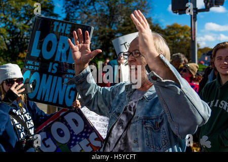 Chicago, USA. 21. Oktober 2016. Counter Demonstrant vor Weiss Erinnerungskrankenhaus Zentrum für Gender-Bestätigung-Chirurgie in Uptown Nachbarschaft in Chicago. 21.10.16 Kredit: Peter Serocki/Alamy Live-Nachrichten Stockfoto