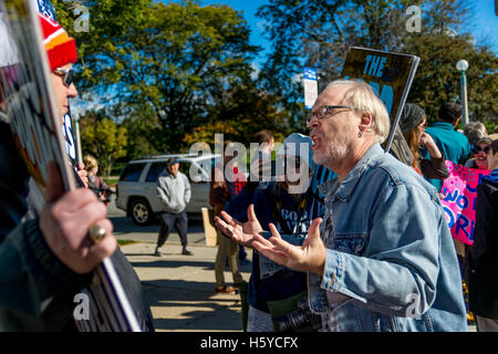 Chicago, USA. 21. Oktober 2016. Counter Demonstrant vor Weiss Erinnerungskrankenhaus Zentrum für Gender-Bestätigung-Chirurgie in Uptown Nachbarschaft in Chicago. 21.10.16 Kredit: Peter Serocki/Alamy Live-Nachrichten Stockfoto