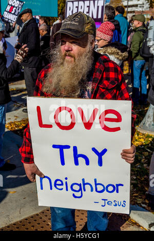 Chicago, USA. 21. Oktober 2016. Counter Demonstrant mit "Liebe deinen nächsten" unterzeichnen vor Weiss Memorial Hospital Center für Gender Bestätigung Chirurgie in Uptown Nachbarschaft in Chicago. 21.10.16 Kredit: Peter Serocki/Alamy Live-Nachrichten Stockfoto