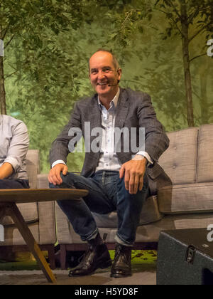 Birmingham, Vereinigtes Königreich. 21. Oktober 2016. Kevin McCloud, Moderatorin der Grand Designs, Interviews Architekt Matt White vor live-Publikum im Rahmen der Ausstellung Grand Designs Live. Die Show bietet den Besuchern eine einmalige Gelegenheit zu sehen, die neuesten Trends für das Haus sowie viele Produkte, die noch nie zuvor gesehen. Basierend auf der Channel 4 TV-Serie und präsentiert von Design-Guru Kevin McCloud, die Veranstaltung ist voll gepackt mit über 500 Ausstellern und läuft bis zum 23. Oktober 2016. Foto Bailey-Cooper Fotografie/Alamy Live-Nachrichten Stockfoto