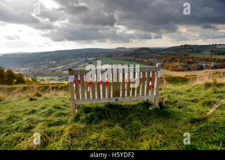 Battlesbury Hill, Warminster, Wiltshire, UK. 21. Oktober 2016. Eine Denkmal-Bank auf Battlesbury Hügel oberhalb der Garnison Stadt von Warminster in Wiltshire, die gewidmet ist, zu Ehren und erinnere mich an die Mitglieder des Yorkshire Regiments, die das ultimative Opfer gemacht hat in Afghanistan dient vor kurzem geschmückt mit einem Banner, der jeder Mann erinnerte und zwölf gestrickte Mohn für jeden gefallenen Soldaten als Tribut sagt durch einen lokalen resident Lesley Fudge Kredit : Live-News Andrew Harker/Alamy Stockfoto