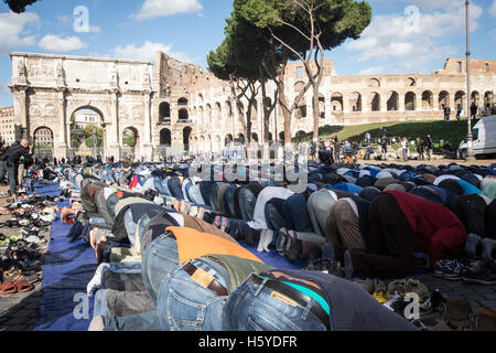 Rom, Italien. 21. Oktober 2016.  Muslime besuchen Freitagsgebet während einer Demonstration in der Nähe von Roms antike Kolosseum in Rom, Italien. Die muslimische Gemeinschaft nehmen zu Straßen, zu beten und zu protestieren gegen die angebliche Schließung von der Polizei der inoffizielle Orte der Anbetung in der Stadt. Bildnachweis: Andrea Ronchini/Alamy Live-Nachrichten Stockfoto