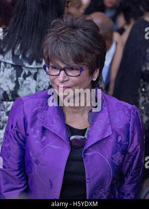 Washington, District Of Columbia, USA. 21. Oktober 2016. Valerie Jarrett, Senior Berater des Präsidenten der Vereinigten Staaten und Assistent des Präsidenten für öffentliches Engagement und zwischenstaatliche Angelegenheiten kommt vor der US-Präsident Barack Obama liefern Hinweise auf BET ' Liebe und Glück: ein musikalisches Erlebnis '' auf dem South Lawn des weißen Hauses in Washington, DC am Freitag, den 21. Oktober 2016.Credit: Ron Sachs/Pool über CNP Credit : Live-Nachrichten Ron Sachs/CNP/ZUMA Draht/Alamy Stockfoto