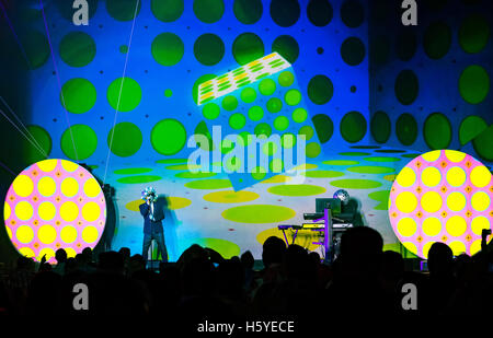 Las Vegas, NV, USA. 21. Oktober 2016. Haus Abdeckung *** Pet Shop Boys führen bei The Chelsea im The Cosmopolitan of Las Vegas in Las Vegas, NV am Oktober 216, 2016. Bildnachweis: Erik Kabik Fotografie/Medien Punch/Alamy Live-Nachrichten Stockfoto