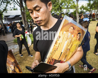 Bangkok, Thailand. 22. Oktober 2016. Ein Trauernder trägt ein Portrait von Bhumibol Adulyadej, der König von Thailand über Sanam Luang in Bangkok. Sanam Luang, dem Royal Ceremonial Boden war Samstag mit mehr als 100.000 Menschen, die Trauer der Monarch Tod verpackt. Der König starb 13. Oktober 2016. Er war 88. Sein Tod kam nach einer Zeit der nachlassende Gesundheit. Bhumibol Adulyadej wurde am 5. Dezember 1927 in Cambridge, Massachusetts, geboren. Er war der neunte Monarch von Thailand aus der Chakri-Dynastie und ist auch bekannt als Rama IX. Bildnachweis: ZUMA Press, Inc./Alamy Live-Nachrichten Stockfoto