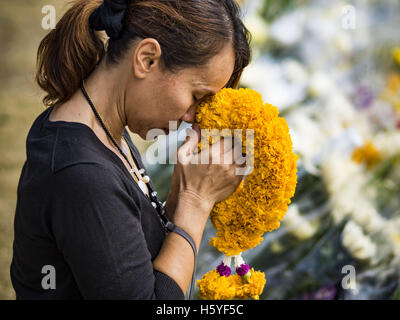 Bangkok, Thailand. 22. Oktober 2016. Menschen mit Blumen beten für die verstorbenen Bhumibol Adulyadej, der König von Thailand, am Sanam Luang Samstag. Sanam Luang, dem Royal Ceremonial Boden war Samstag mit mehr als 100.000 Menschen, die Trauer der Monarch Tod verpackt. Der König starb 13. Oktober 2016. Er war 88. Sein Tod kam nach einer Zeit der nachlassende Gesundheit. Bhumibol Adulyadej wurde am 5. Dezember 1927 in Cambridge, Massachusetts, geboren. Er war der neunte Monarch von Thailand aus der Chakri-Dynastie und ist auch bekannt als Rama IX. Bildnachweis: ZUMA Press, Inc./Alamy Live-Nachrichten Stockfoto