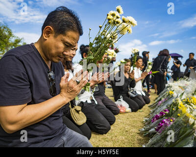 Bangkok, Thailand. 22. Oktober 2016. Menschen mit Blumen beten für die verstorbenen Bhumibol Adulyadej, der König von Thailand, am Sanam Luang Samstag. Sanam Luang, dem Royal Ceremonial Boden war Samstag mit mehr als 100.000 Menschen, die Trauer der Monarch Tod verpackt. Der König starb 13. Oktober 2016. Er war 88. Sein Tod kam nach einer Zeit der nachlassende Gesundheit. Bhumibol Adulyadej wurde am 5. Dezember 1927 in Cambridge, Massachusetts, geboren. Er war der neunte Monarch von Thailand aus der Chakri-Dynastie und ist auch bekannt als Rama IX. Bildnachweis: ZUMA Press, Inc./Alamy Live-Nachrichten Stockfoto