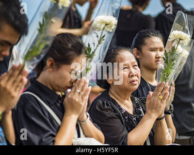 Bangkok, Thailand. 22. Oktober 2016. Menschen mit Blumen beten für die verstorbenen Bhumibol Adulyadej, der König von Thailand, am Sanam Luang Samstag. Sanam Luang, dem Royal Ceremonial Boden war Samstag mit mehr als 100.000 Menschen, die Trauer der Monarch Tod verpackt. Der König starb 13. Oktober 2016. Er war 88. Sein Tod kam nach einer Zeit der nachlassende Gesundheit. Bhumibol Adulyadej wurde am 5. Dezember 1927 in Cambridge, Massachusetts, geboren. Er war der neunte Monarch von Thailand aus der Chakri-Dynastie und ist auch bekannt als Rama IX. Bildnachweis: ZUMA Press, Inc./Alamy Live-Nachrichten Stockfoto