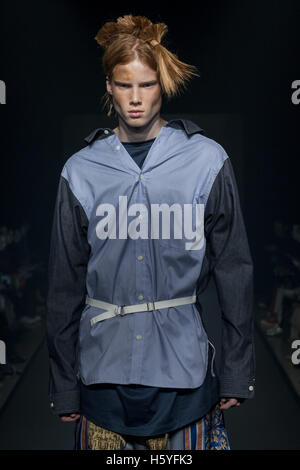 Tokio, Japan. 22. Oktober 2016. Ein Modell stellt eine Kreation von Designer Keisuke Imazaki für Marke Plastictokyo im Rahmen der Fashion Week Tokyo Frühjahr/Sommer 2017. Bildnachweis: Alessandro Di Ciommo/ZUMA Draht/Alamy Live-Nachrichten Stockfoto