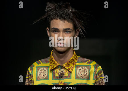 Tokio, Japan. 22. Oktober 2016. Ein Modell stellt eine Kreation von Designer Keisuke Imazaki für Marke Plastictokyo im Rahmen der Fashion Week Tokyo Frühjahr/Sommer 2017. Bildnachweis: Alessandro Di Ciommo/ZUMA Draht/Alamy Live-Nachrichten Stockfoto