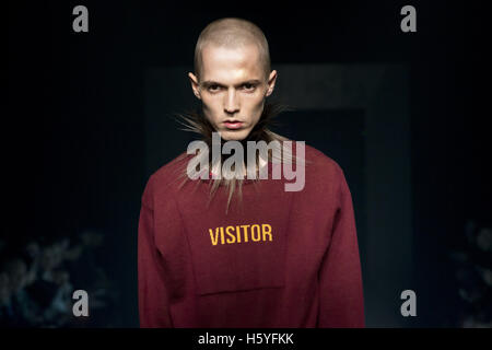 Tokio, Japan. 22. Oktober 2016. Ein Modell stellt eine Kreation von Designer Keisuke Imazaki für Marke Plastictokyo im Rahmen der Fashion Week Tokyo Frühjahr/Sommer 2017. Bildnachweis: Alessandro Di Ciommo/ZUMA Draht/Alamy Live-Nachrichten Stockfoto