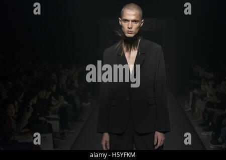 Tokio, Japan. 22. Oktober 2016. Ein Modell stellt eine Kreation von Designer Keisuke Imazaki für Marke Plastictokyo im Rahmen der Fashion Week Tokyo Frühjahr/Sommer 2017. Bildnachweis: Alessandro Di Ciommo/ZUMA Draht/Alamy Live-Nachrichten Stockfoto