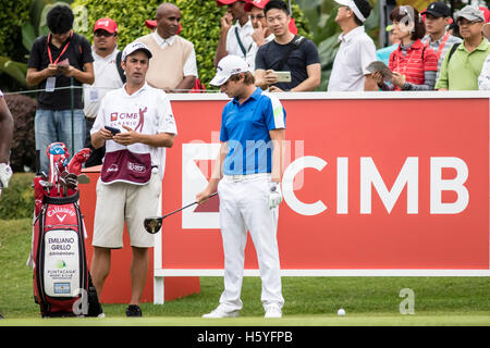 Kuala Lumpur, Malaysia. 22. Oktober 2016. Emiliano Grillo Prellen einen Golfball mit seinem Fahrer durch seinen Caddy zu sehen. Bildnachweis: Danny Chan/Alamy Live-Nachrichten Stockfoto