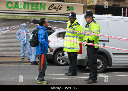 Wood Green, Nord-London, UK. 22. Oktober 2016. Polizei und forensischen Teams betreiben eine Untersuchung, nachdem ein Mann erstochen in einer Nord-London-Straße gefunden wurde. Polizei wurden in den frühen Stunden des Morgens um 03:20 zu berichten von einer Messerstecherei, Bahnhofstraße in Wood Green, in der Nähe der Kreuzung mit der Landstraße, genannt. Ein Mann wurde tot in der Szene erklärt. Die Straße bleibt geschlossen mit den Bussen umgeleitet. Bildnachweis: Dinendra Haria/Alamy Live-Nachrichten Stockfoto