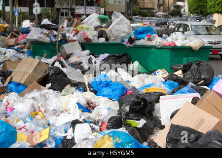Beirut, Libanon. 22. Oktober 2016. Nicht abgeholte Müll Taschen Haufen in den Straßen von Beirut wegen eines Streiks von Abfällen Auftragnehmern Libanons Abfallkrise droht, wieder flare die öffentliche Empörung gegen die libanesische Regierung Kredite steigen gesehen hat: Amer Ghazzal/Alamy Live-Nachrichten Stockfoto
