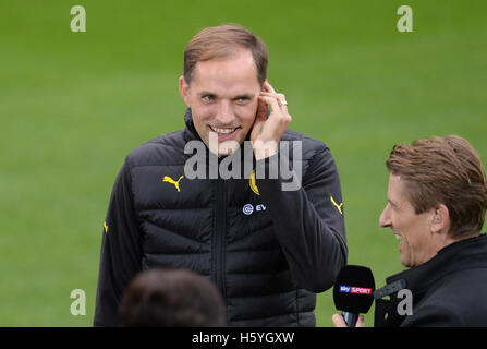 Ingolstadt, Deutschland. 22. Oktober 2016. Dortmunds Trainer spricht Thomas Tuchel für eine TV-Intervew, bevor die deutsche Bundesliga Fußballspiel zwischen FC Ingolstadt 04 und Borussia Dortmund am Audi Sportpark in Ingolstadt, Deutschland, 22. Oktober 2016. Foto: Andreas Gebert/Dpa (EMBARGO Bedingungen - Achtung: aufgrund der Akkreditierungsrichtlinien die DFL nur erlaubt die Veröffentlichung und Nutzung von bis zu 15 Bilder pro Spiel im Internet und in Online-Medien während des Spiels.) Bildnachweis: Dpa/Alamy Live-Nachrichten Stockfoto